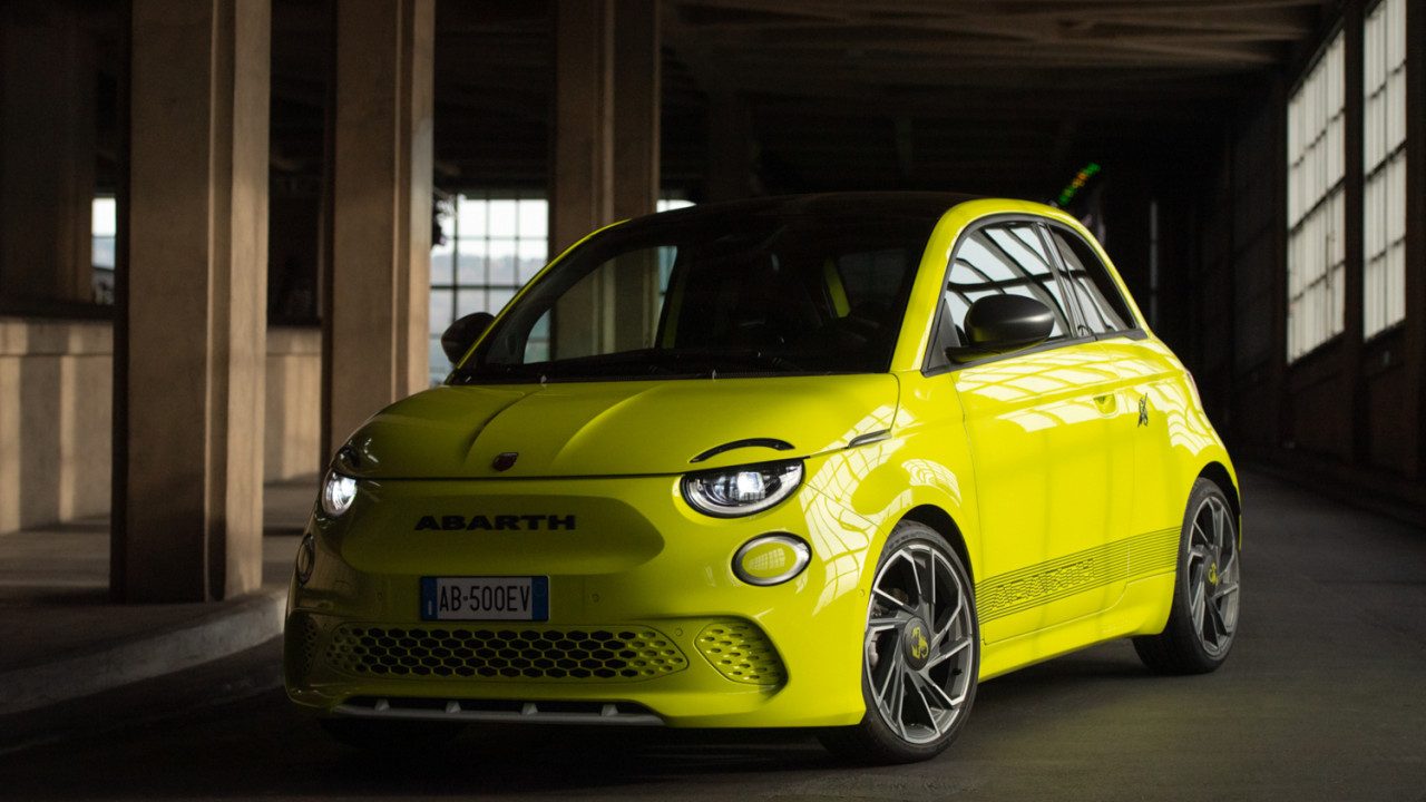 Gelber Abarth 500e in einer Garage stehend